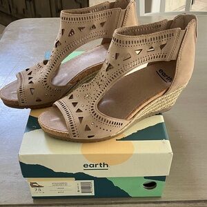 Earth Aittalea Barbuda Leather Wedge Sandals Size 7.5